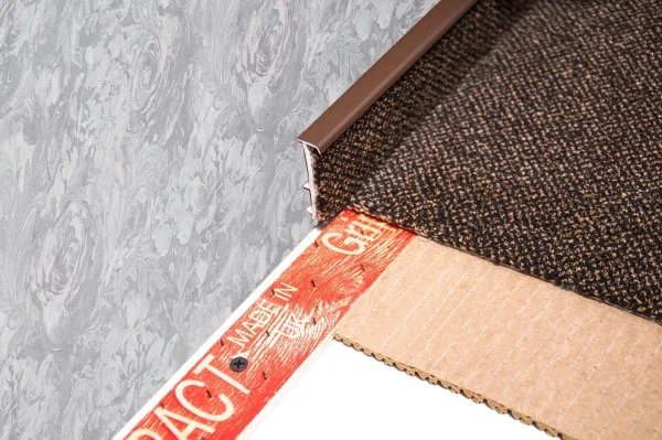 Плинтус для ковролина Korner Listwa 105 Темно-коричневый 2,5м (50мм) в Йошкар-Оле